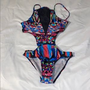 Small Geometric monokini